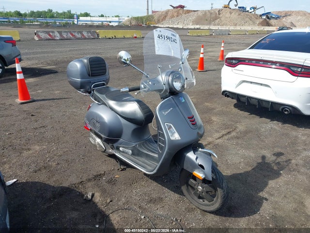 Salvage Vespa Gts Sei Giorni Image