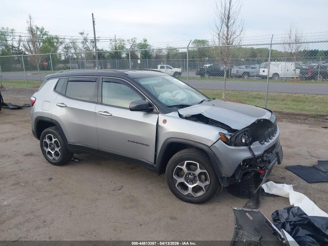 Salvage Jeep Compass Image