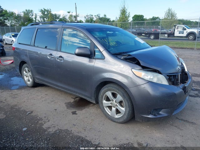 Salvage Toyota Sienna Image