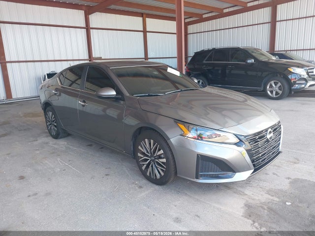 Salvage Nissan Altima Image