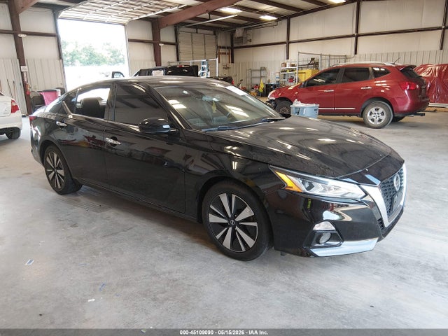 Salvage Nissan Altima Image