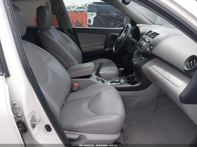 Toyota RAV4 Limited V6