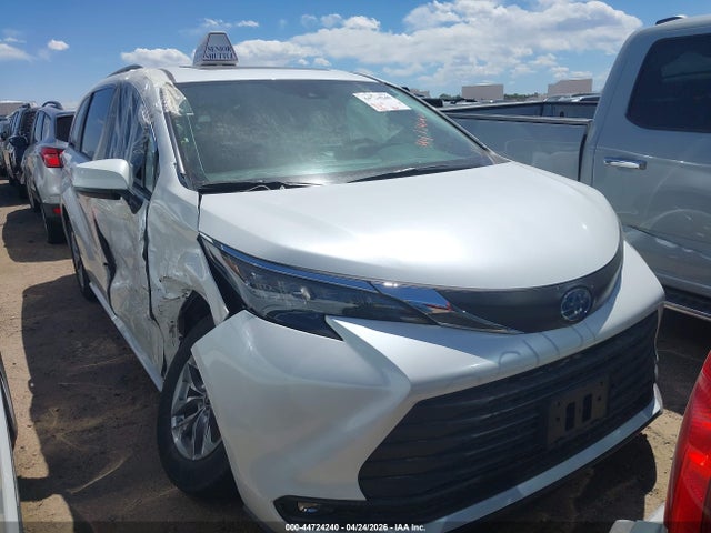 Salvage Toyota Sienna Image