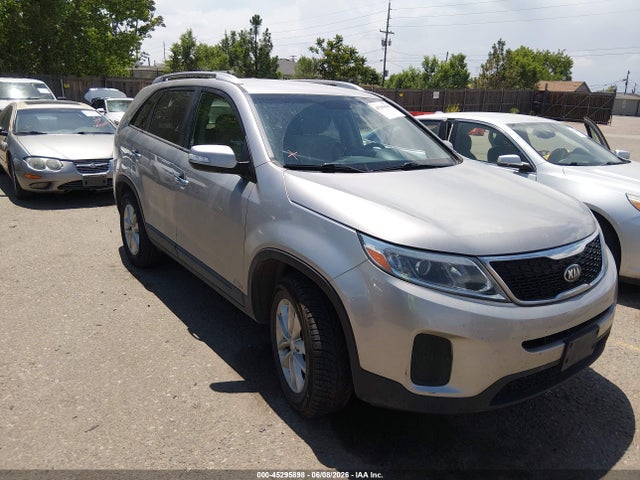 Salvage Kia Sorento Image