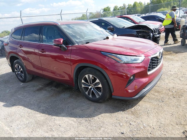 Salvage Toyota Highlander Image