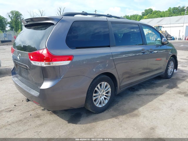 Toyota Sienna Xle V6 8 Passenger