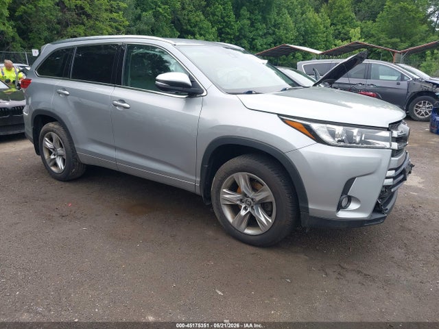 Salvage Toyota Highlander Image