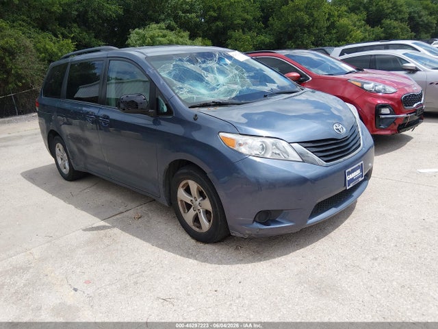 Salvage Toyota Sienna Image