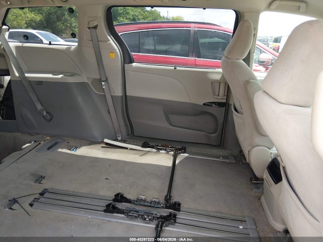 Toyota Sienna Le V6 8 Passenger