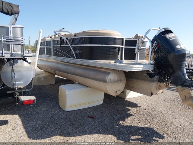 Silver Wave 2000 Pontoon
