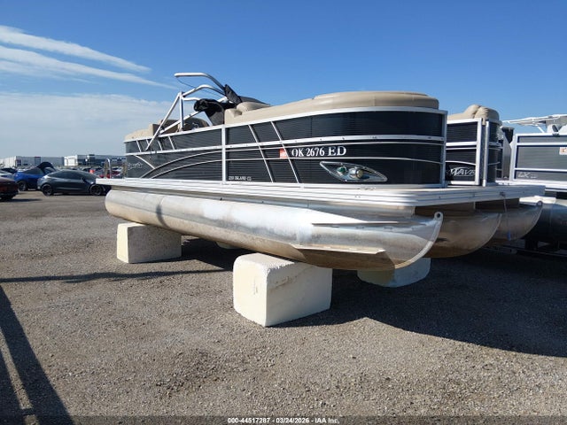 Salvage Silver Wave 2000 Pontoon Image
