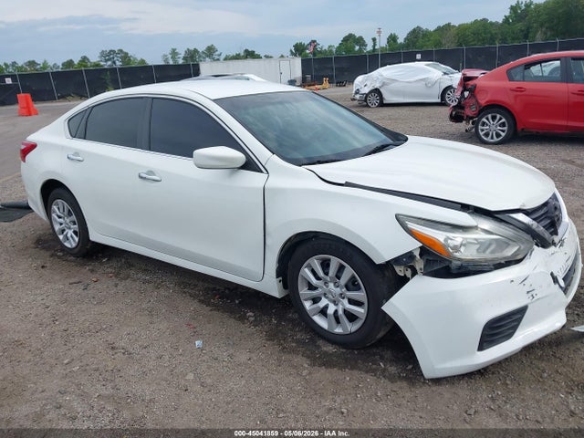 Salvage Nissan Altima Image