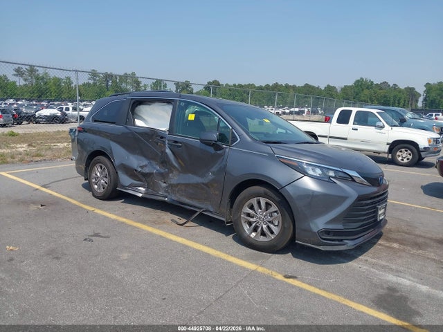 Salvage Toyota Sienna Image