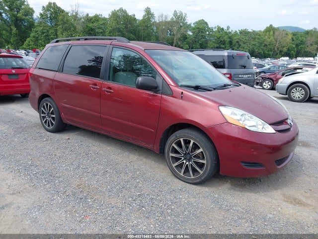 Salvage Toyota Sienna Image