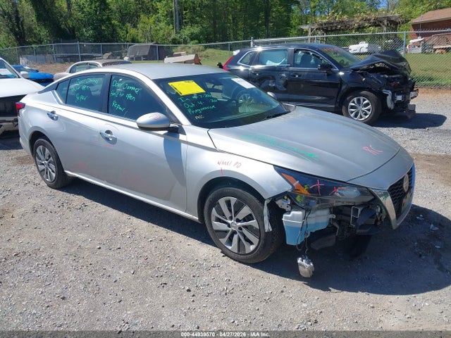 Salvage Nissan Altima Image