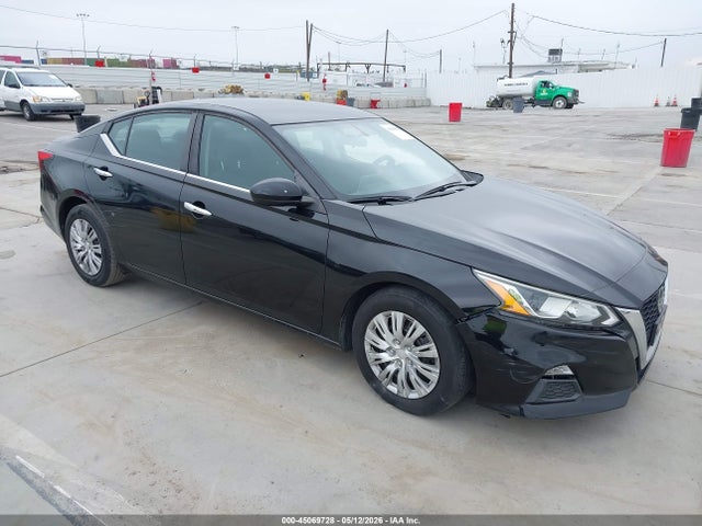 Salvage Nissan Altima Image