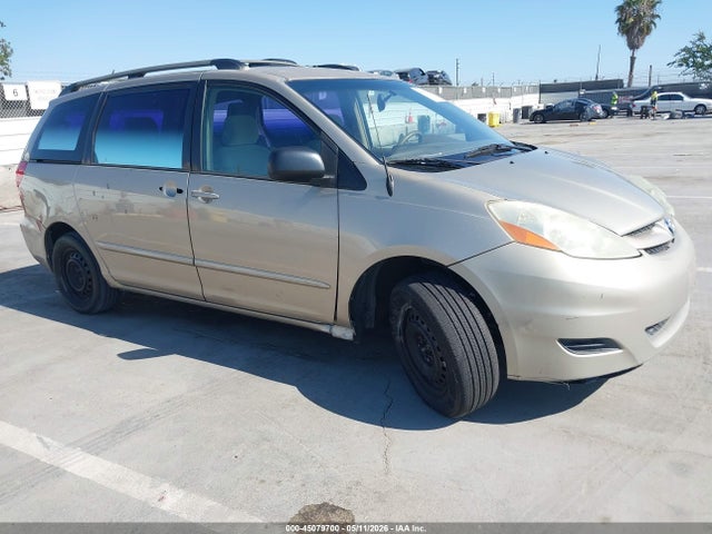 Salvage Toyota Sienna Image