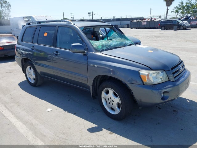 Salvage Toyota Highlander Image