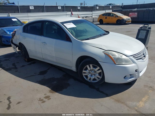 Salvage Nissan Altima Image