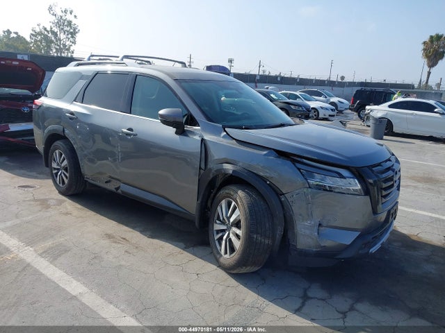 Salvage Nissan Pathfinder Image