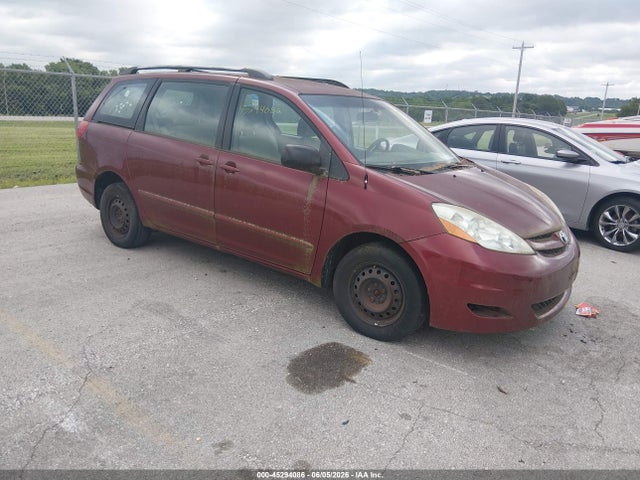 Salvage Toyota Sienna Image