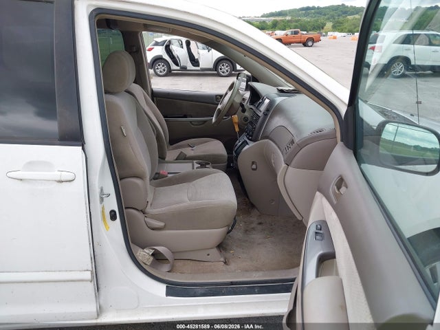 Toyota Sienna Le