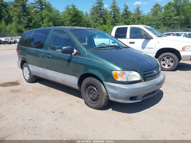 Salvage Toyota Sienna Image