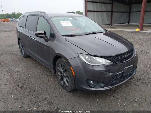 Salvage Chrysler Pacifica Image