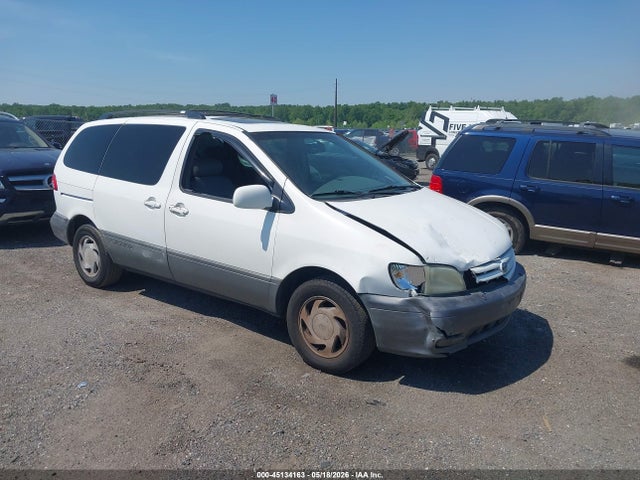 Salvage Toyota Sienna Image