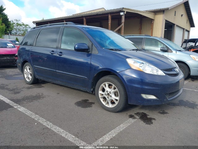 Salvage Toyota Sienna Image