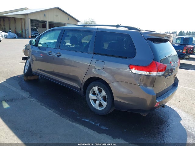 Toyota Sienna Le V6 8 Passenger