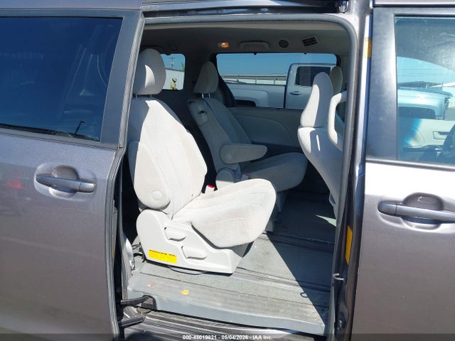 Toyota Sienna Le V6 8 Passenger