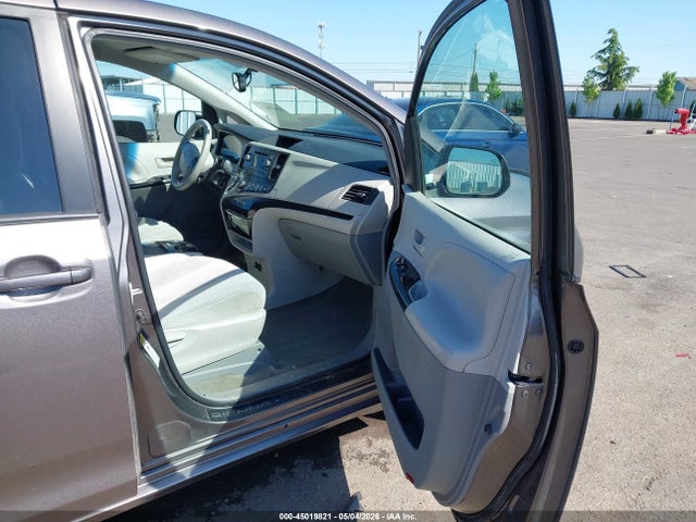 Toyota Sienna Le V6 8 Passenger