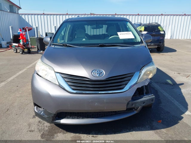 Toyota Sienna Le V6 8 Passenger