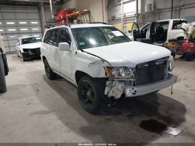 Salvage Toyota Highlander Image