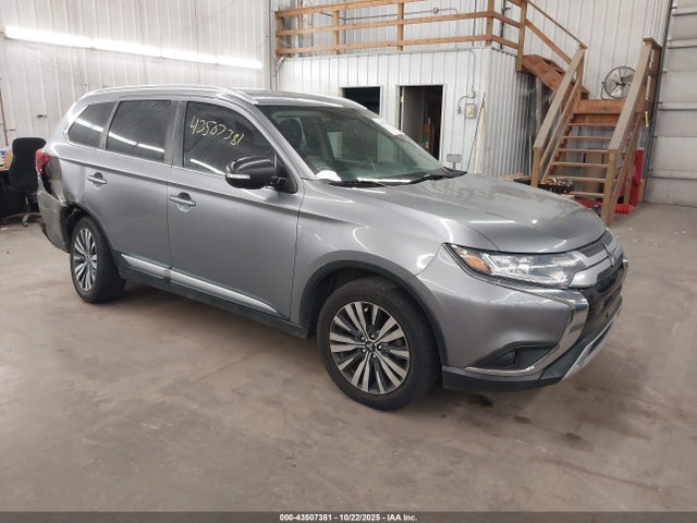 Salvage Mitsubishi Outlander Image