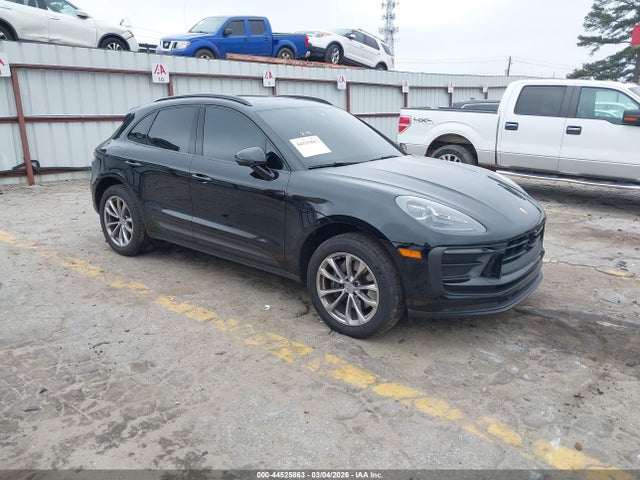 Salvage Porsche Macan Image