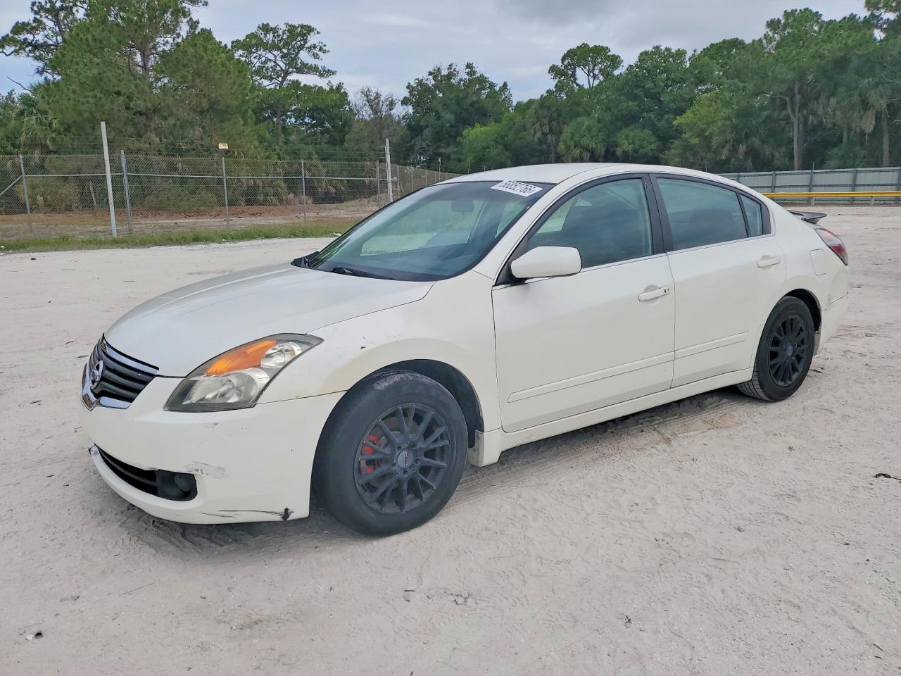 Salvage Nissan Altima Image
