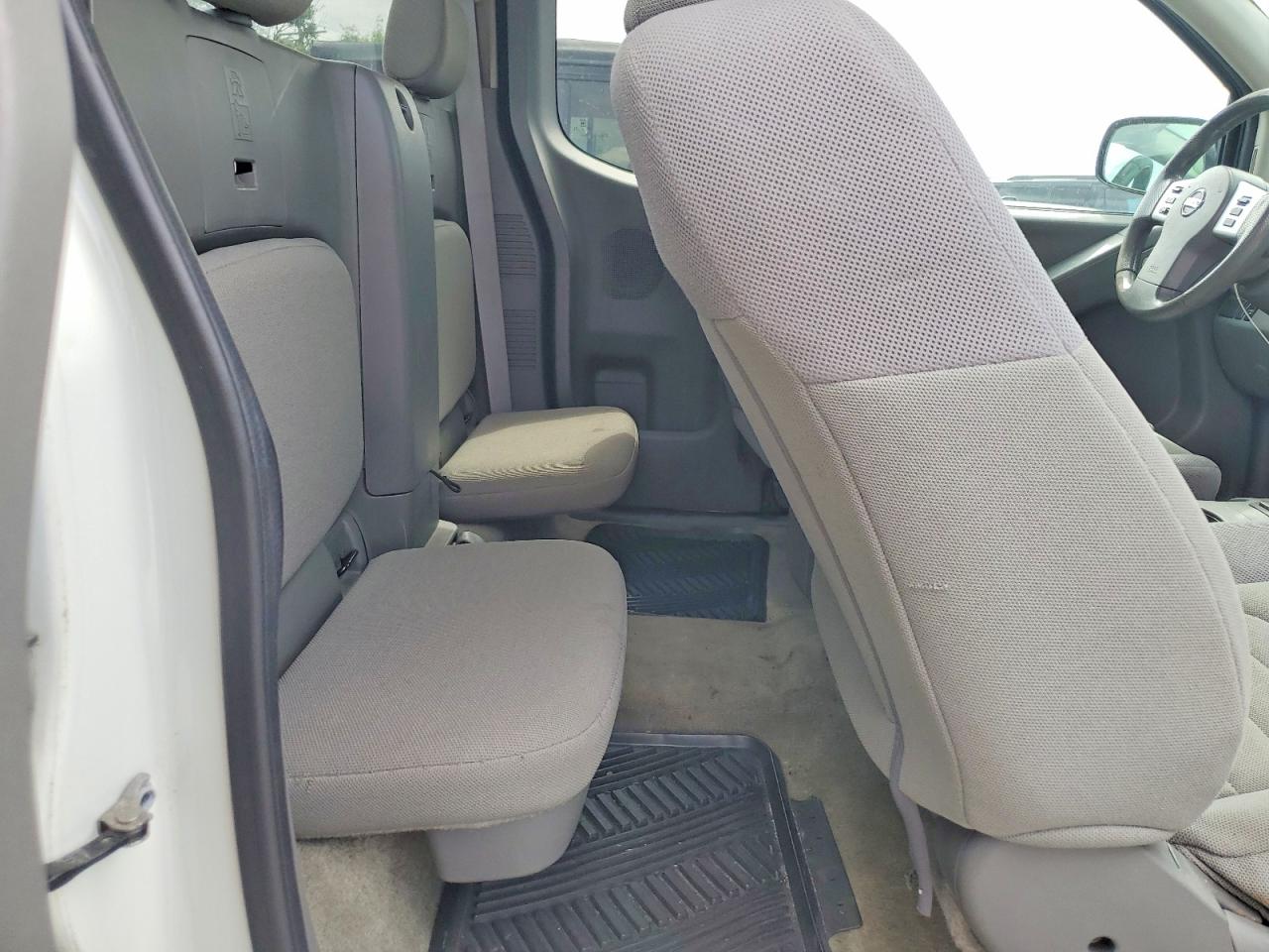 Nissan Frontier S