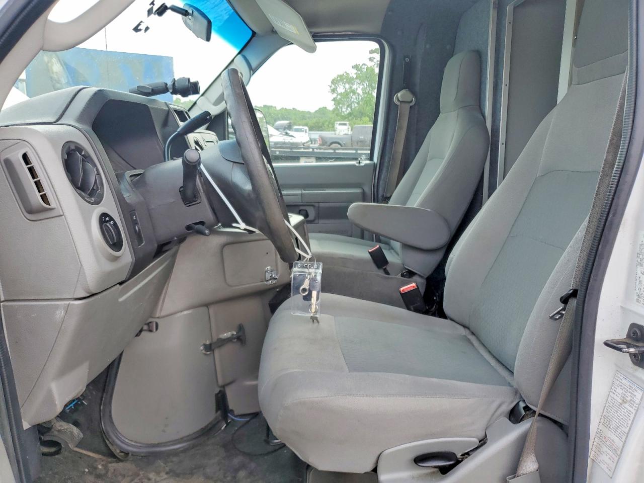 Ford Econoline E350 Super Duty Cutaway Van