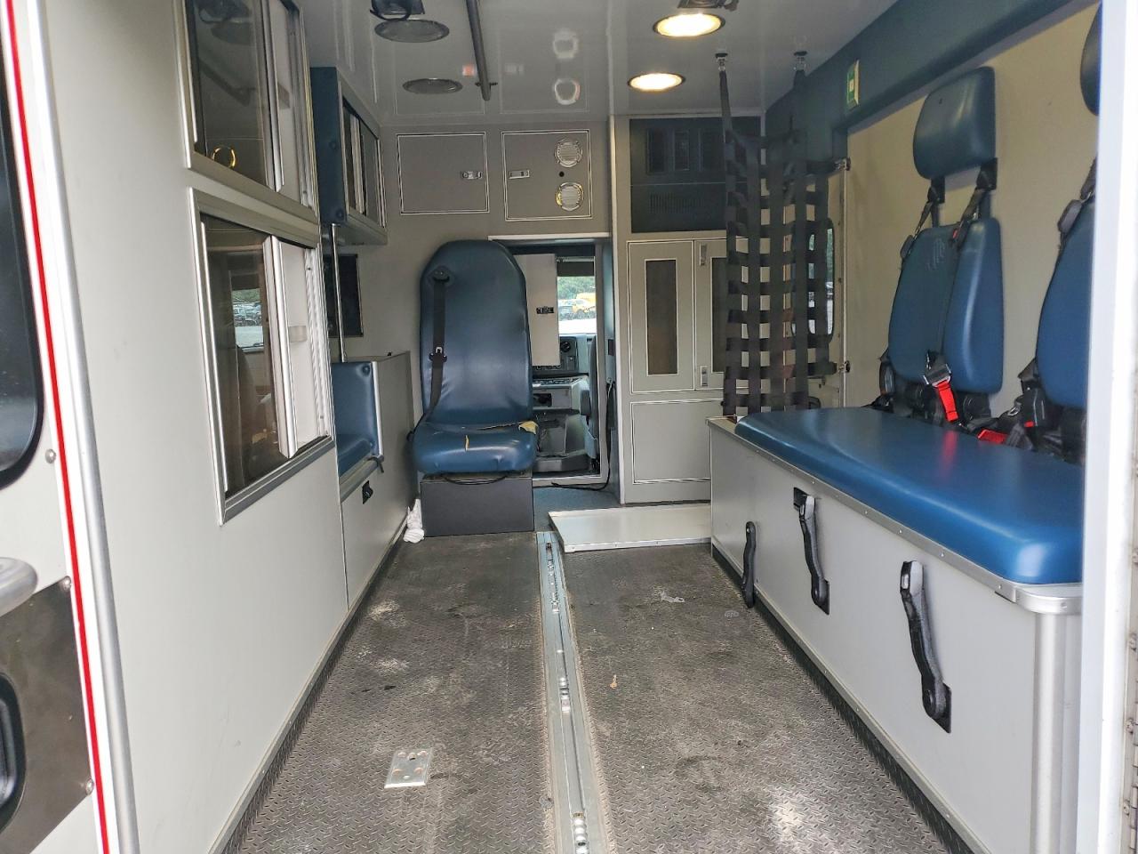 Ford Econoline E350 Super Duty Cutaway Van