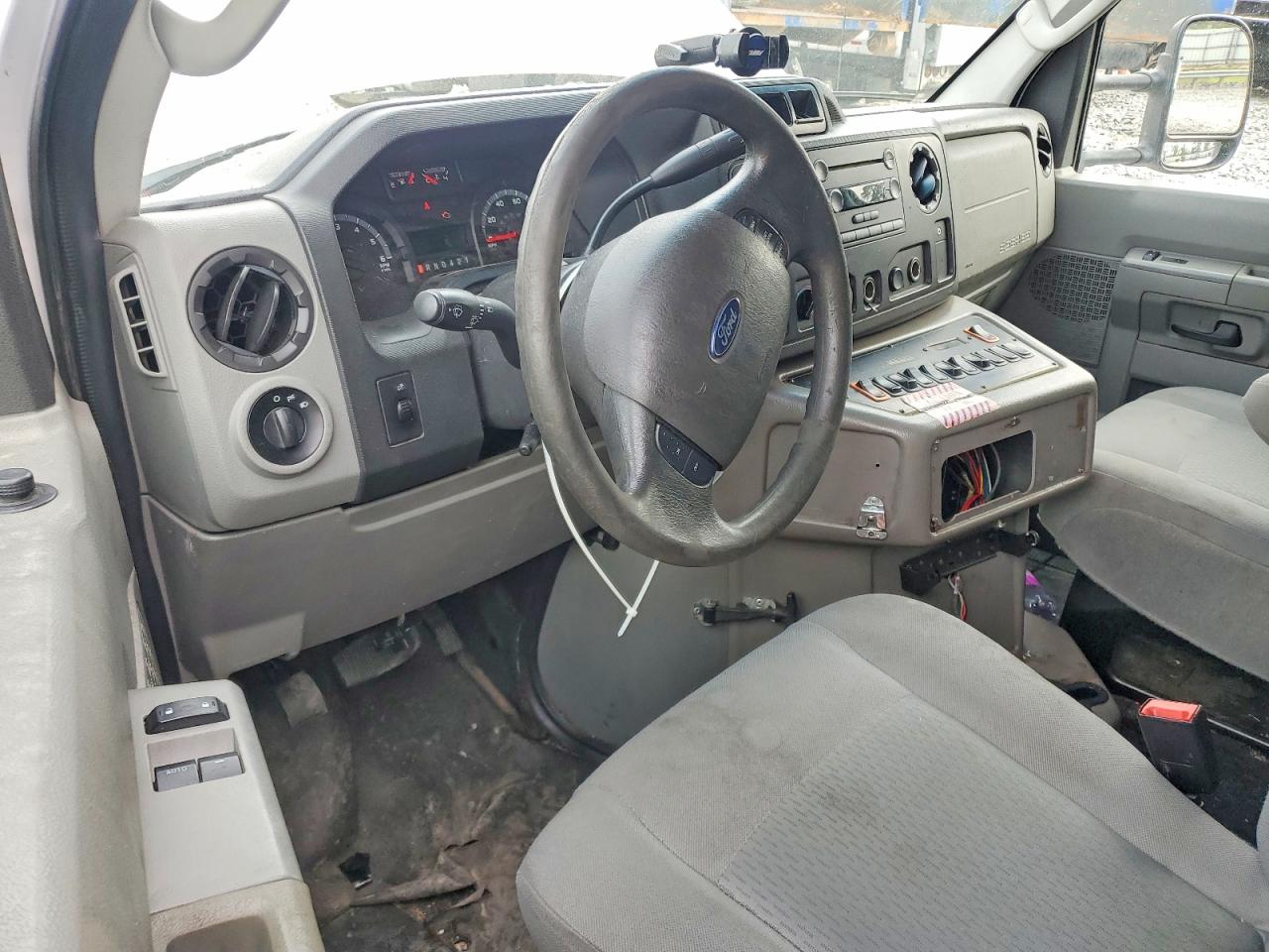 Ford Econoline E350 Super Duty Cutaway Van