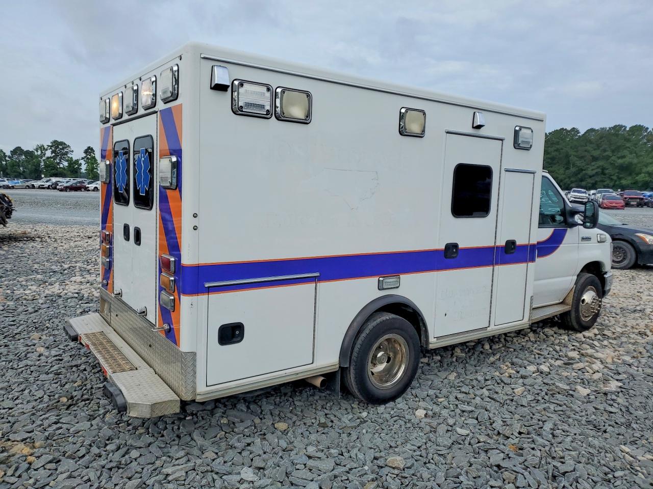Ford Econoline E350 Super Duty Cutaway Van