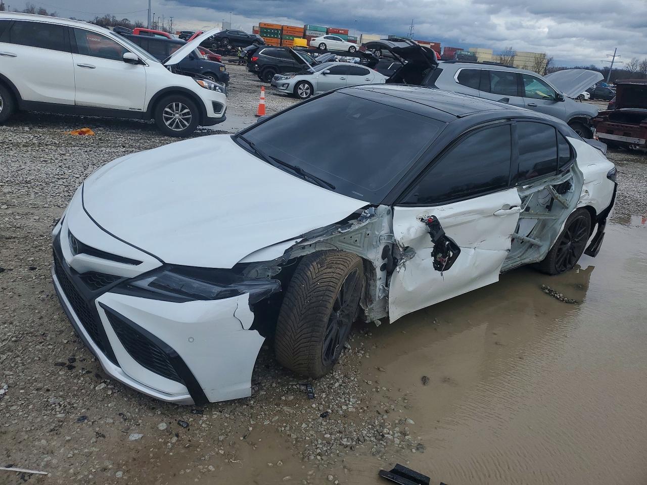 Salvage Toyota Camry Image