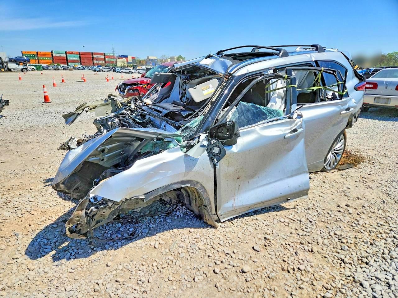 Salvage Toyota Highlander Image