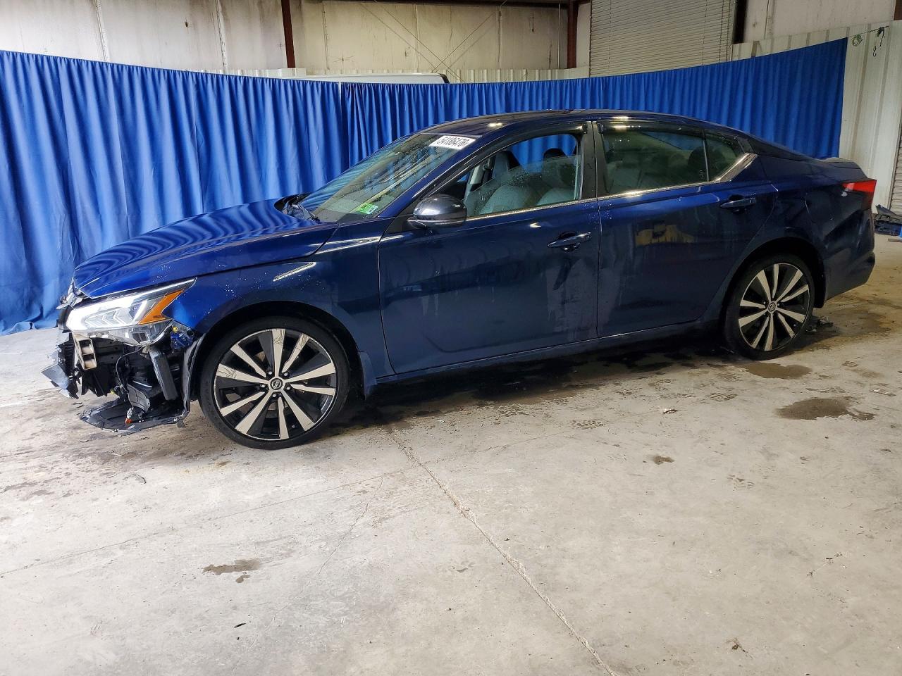 Salvage Nissan Altima Image