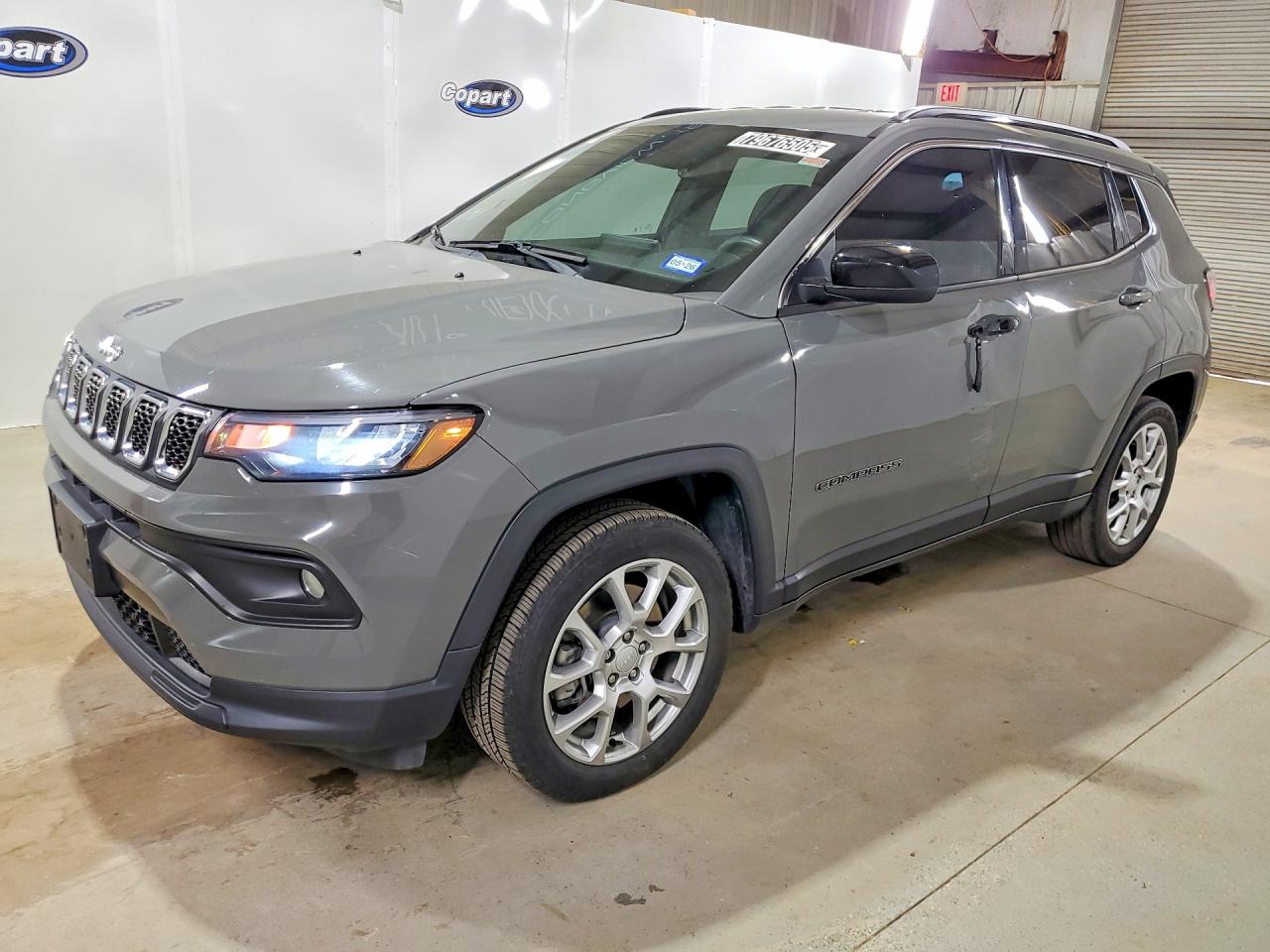 Salvage Jeep Compass Image