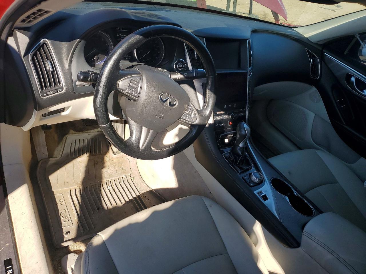 INFINITI Q50 Premium