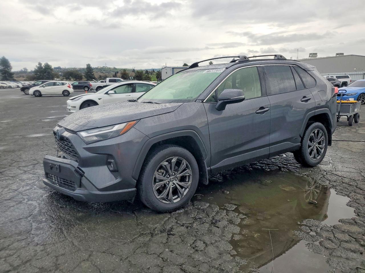 Salvage Toyota RAV4 Image