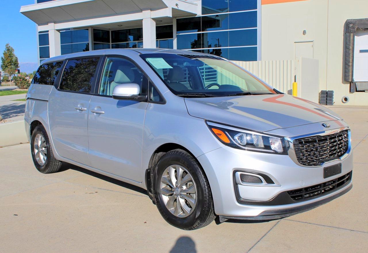 Salvage Kia Sedona Image